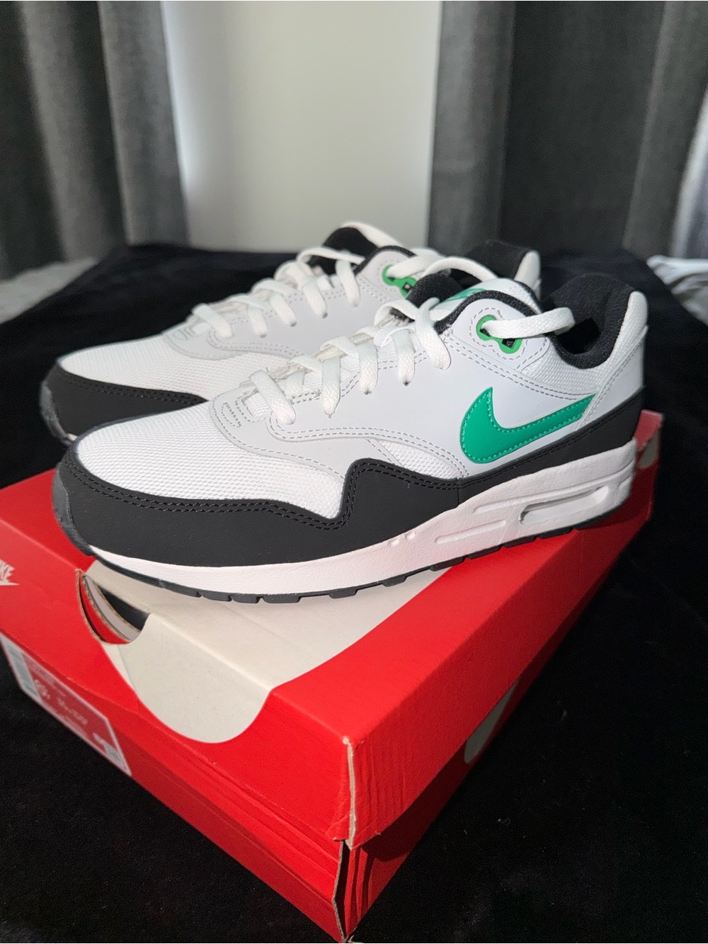 Nike Kids White, Black & Teal Athletic Air Max GS1 size 6.5
